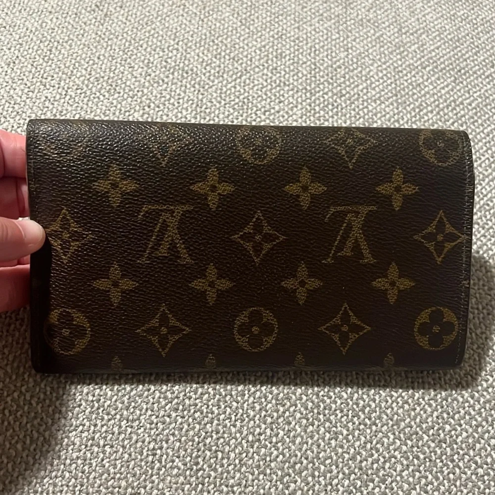 Authentic Vintage Louis Vuitton Sarah wallet MI0983